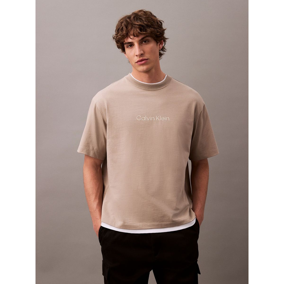 CALVIN KLEIN - Polera Relaxed con Logo Beige Calvin Klein