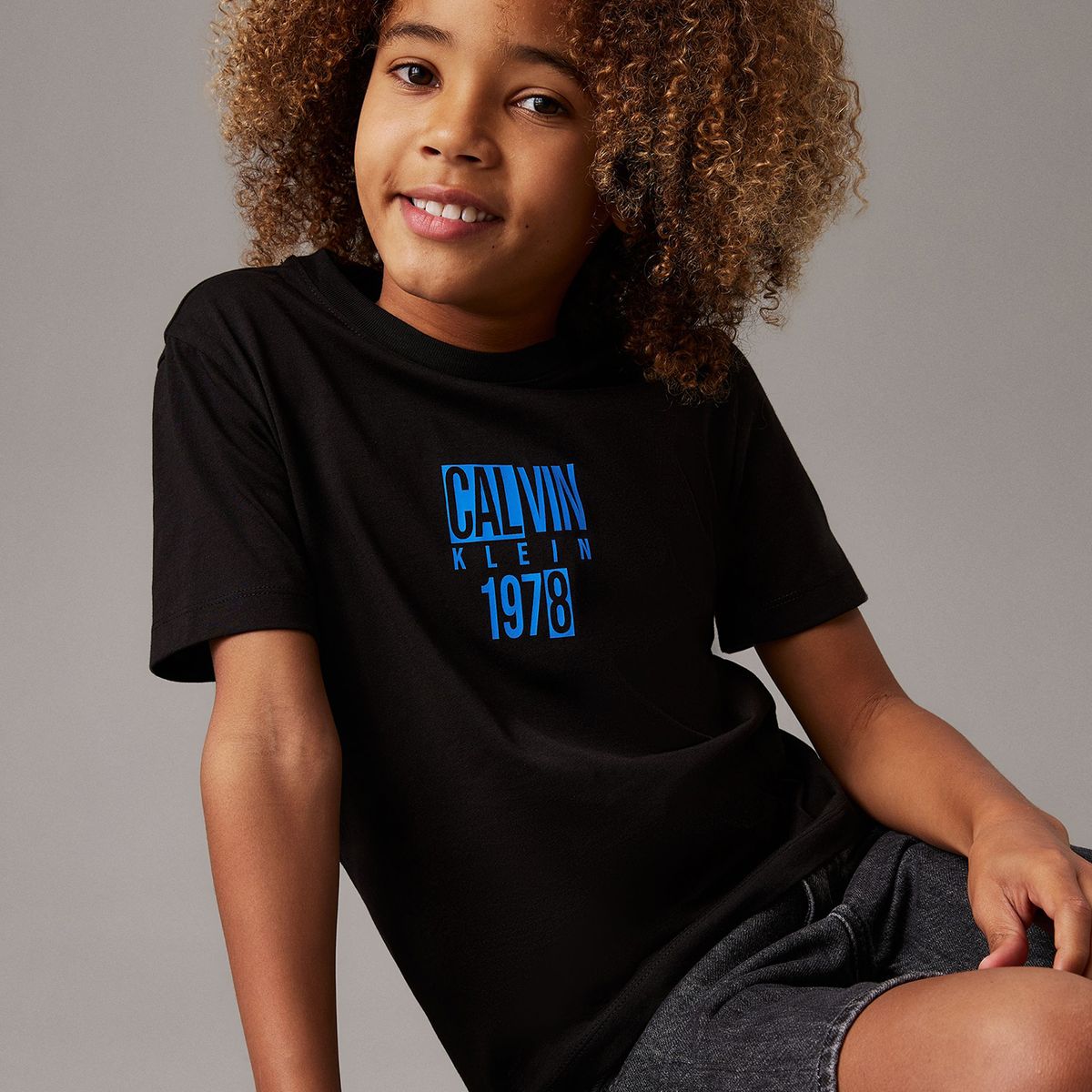 CALVIN KLEIN - Polera Niño Good Level Regular Negro Calvin Klein