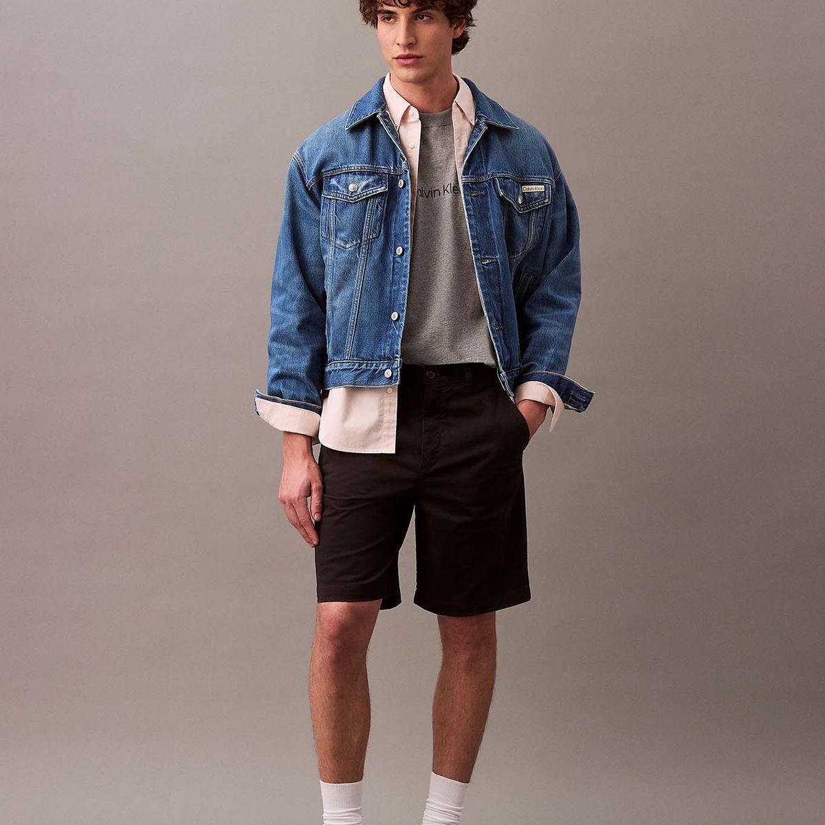 CALVIN KLEIN - Polera Relaxed con Logo Gris Calvin Klein