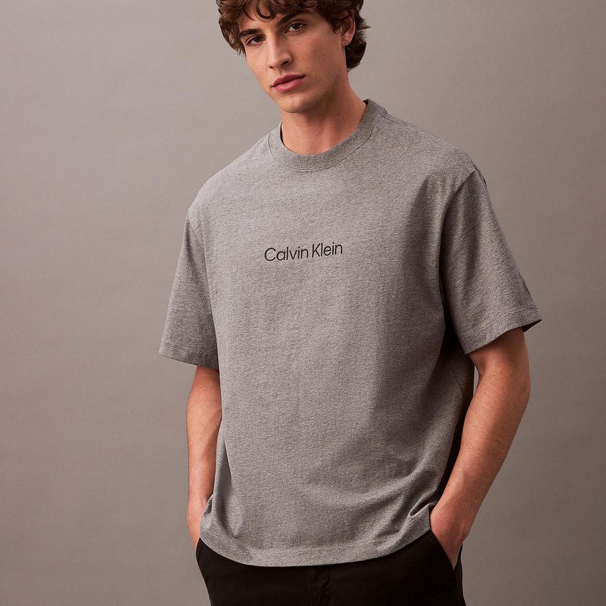 CALVIN KLEIN - Polera Relaxed con Logo Gris Calvin Klein