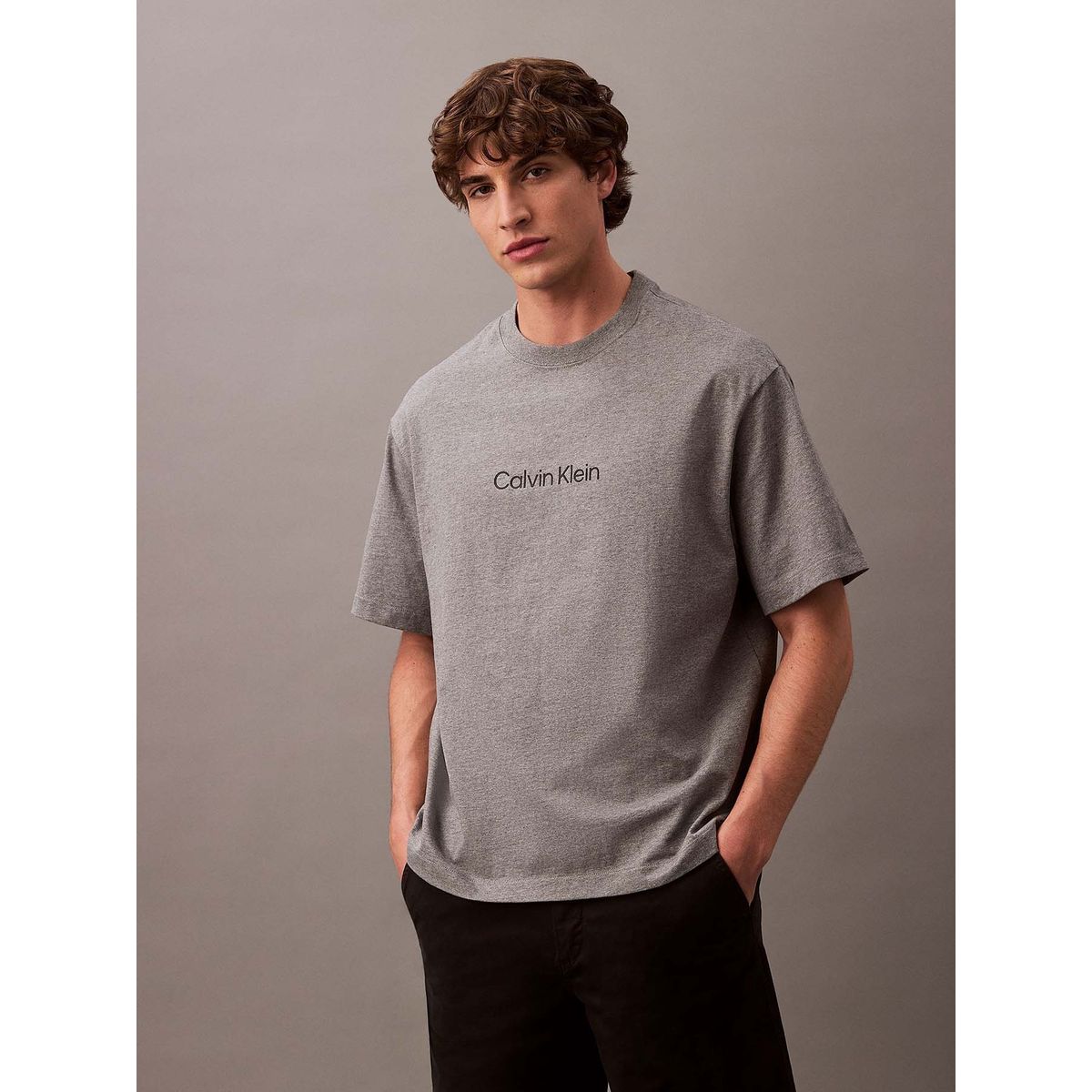 CALVIN KLEIN - Polera Relaxed con Logo Gris Calvin Klein