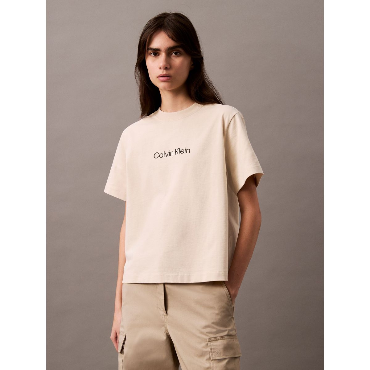 CALVIN KLEIN - Polera Relaxed Logo Estándar Beige Calvin Klein