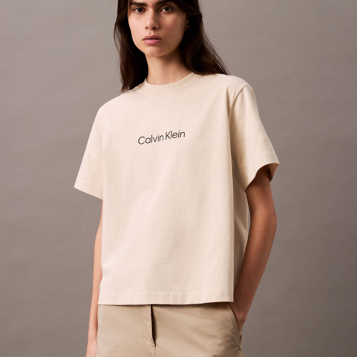 CALVIN KLEIN - Polera Relaxed Logo Estándar Beige Calvin Klein