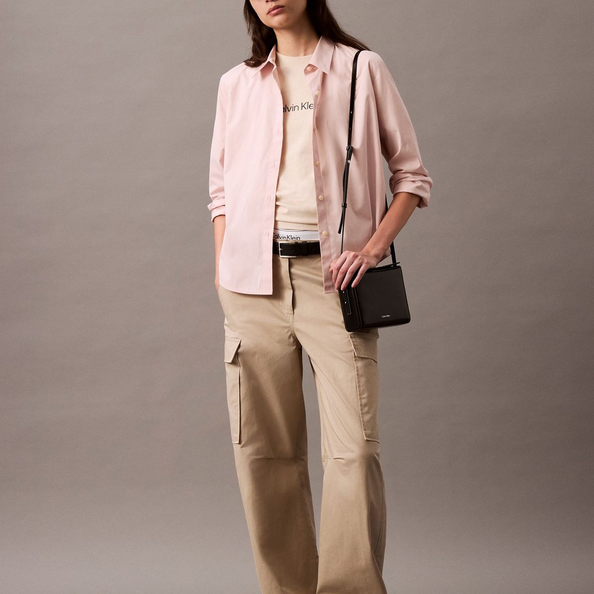 CALVIN KLEIN - Polera Relaxed Logo Estándar Beige Calvin Klein