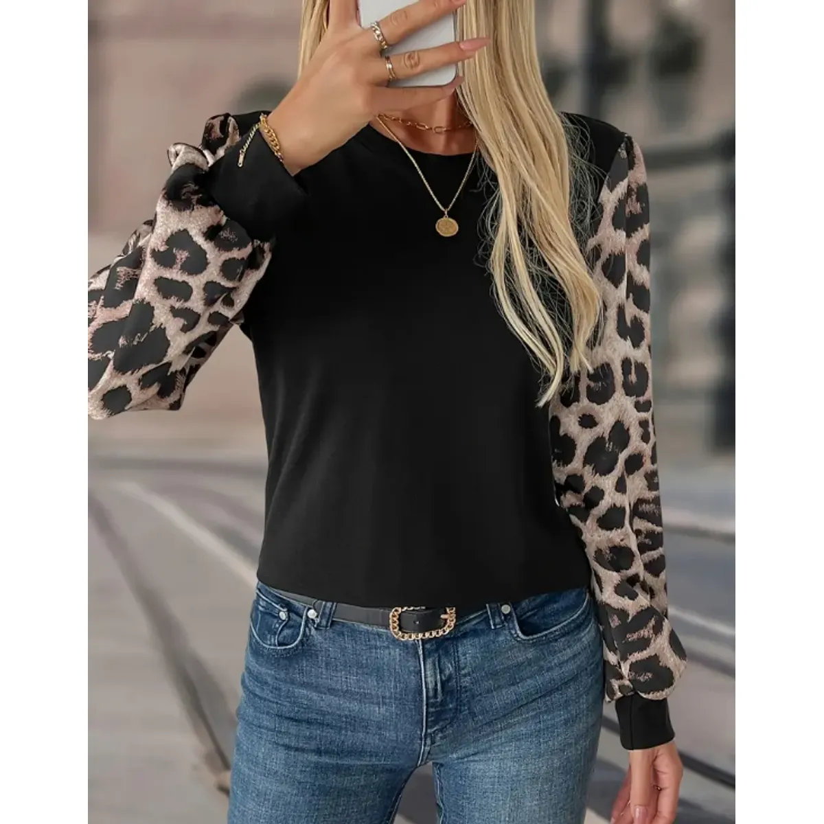 KIRAMA CLOTHING STORE - Camiseta negra con mangas animal print