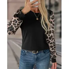 KIRAMA CLOTHING STORE - Camiseta negra con mangas animal print