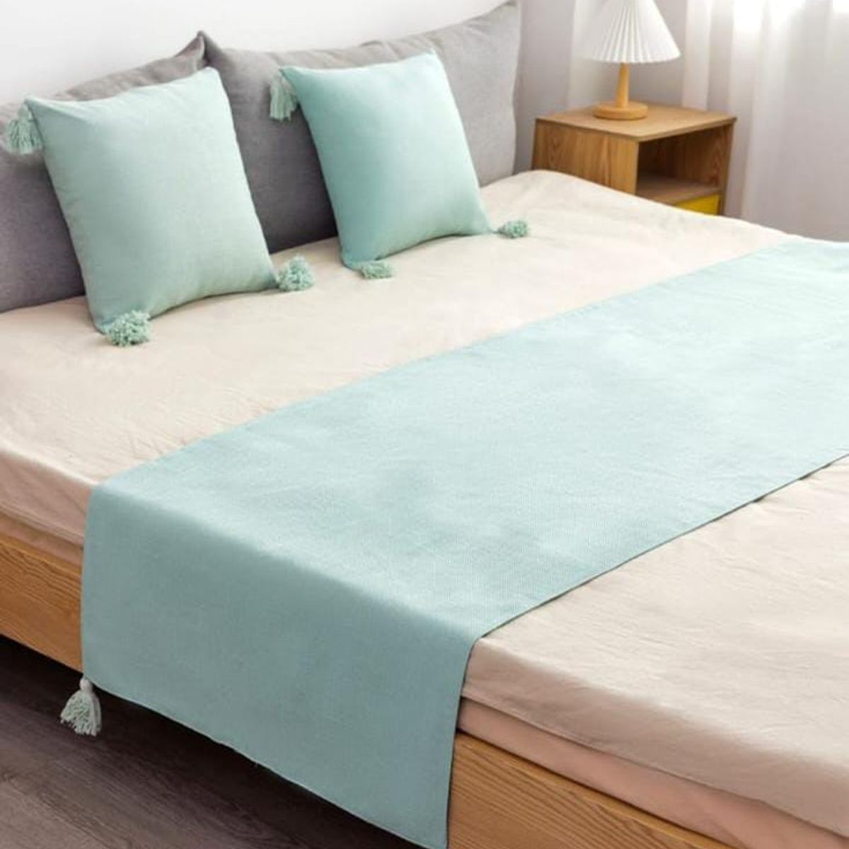 GENERICO - Piecera de Cama Decorativa de Lino con pompom + 2 Fundas de Cojin Estilo Moderno y Elegante