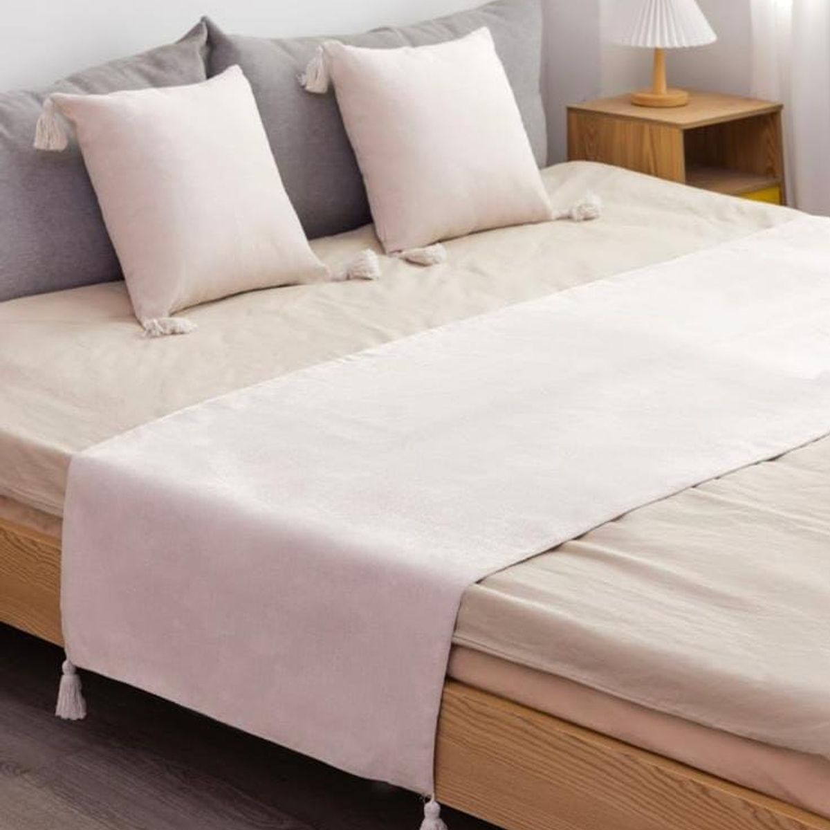 GENERICO - Piecera de Cama Decorativa de Lino con pompom + 2 Fundas de Cojin Estilo Moderno y Elegante