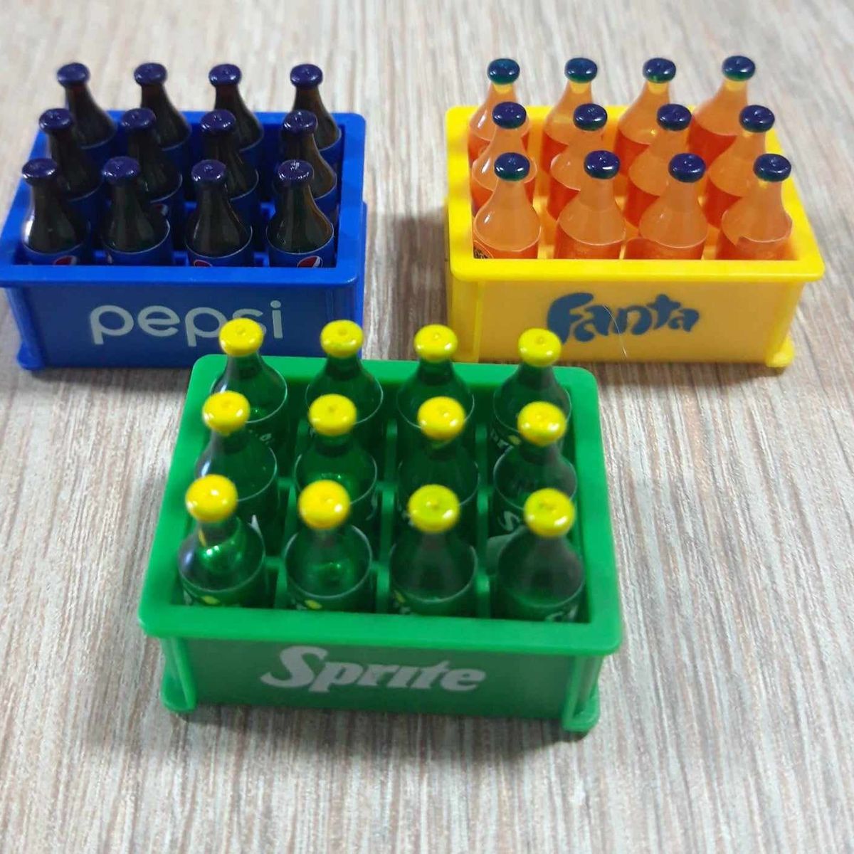 GENERICO - Pack 3 bandejas y 36 botellas de bebidas de plastico de miniaturas 2 a 4 cm