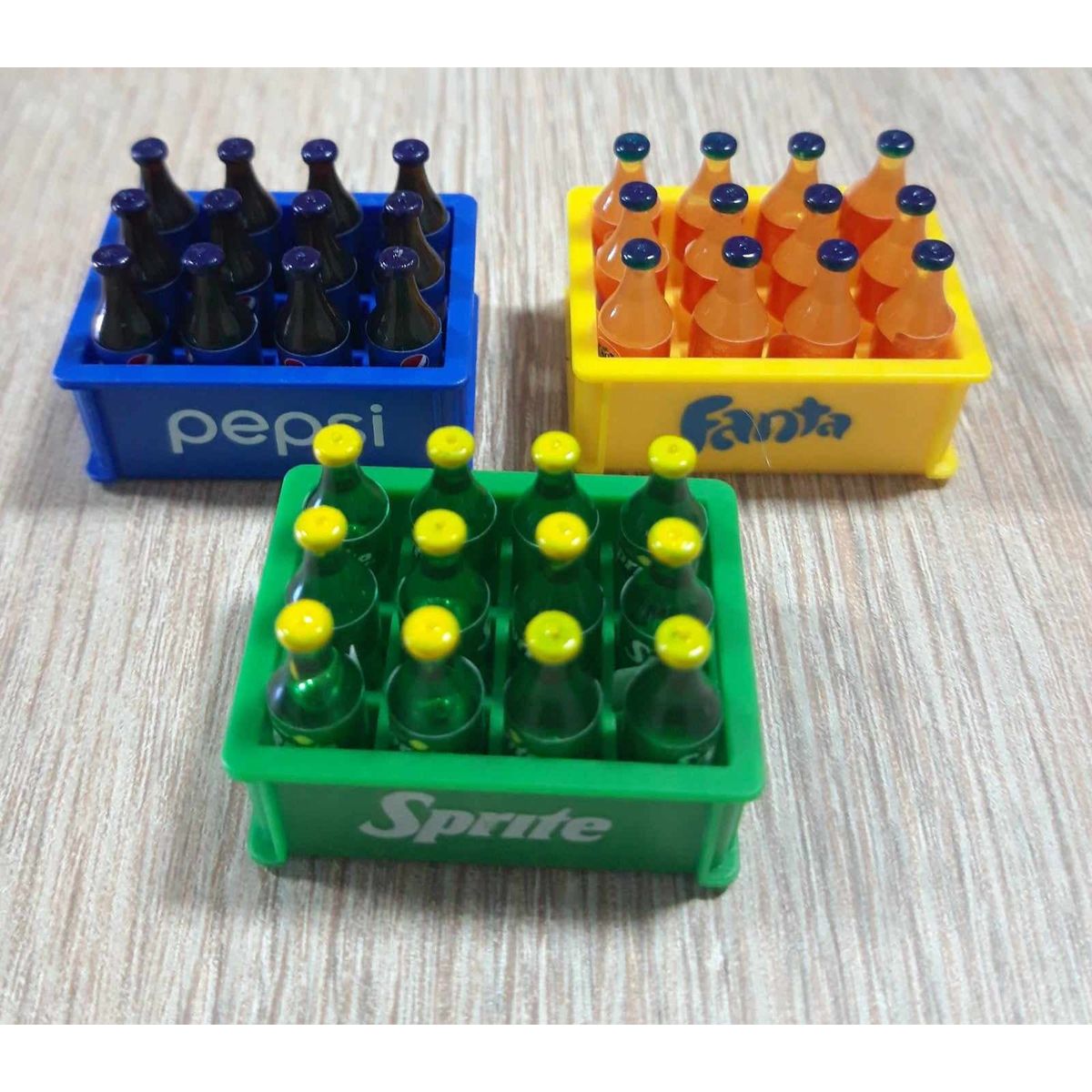 GENERICO - Pack 3 bandejas y 36 botellas de bebidas de plastico de miniaturas 2 a 4 cm