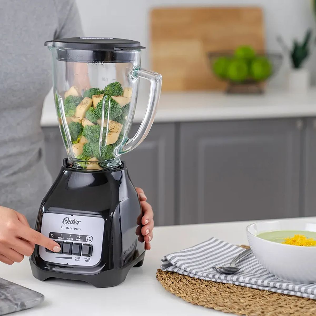 OSTER - Licuadora Oster Potente 2 Velocidades, Vaso De Vidrio 1.5 L, Base De Metal Plateada Y Negra