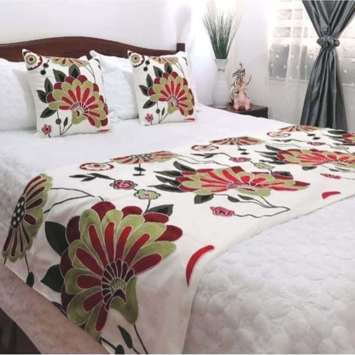 GENERICO - Piecera de Cama Decorativa + 2 Fundas de Cojín - Diseños Bordados