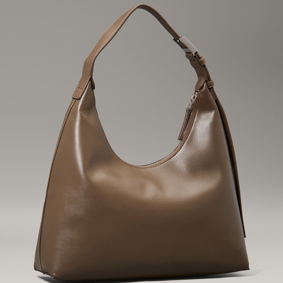 CALVIN KLEIN - Cartera Hobo Hardware Strap Cafe Calvin Klein