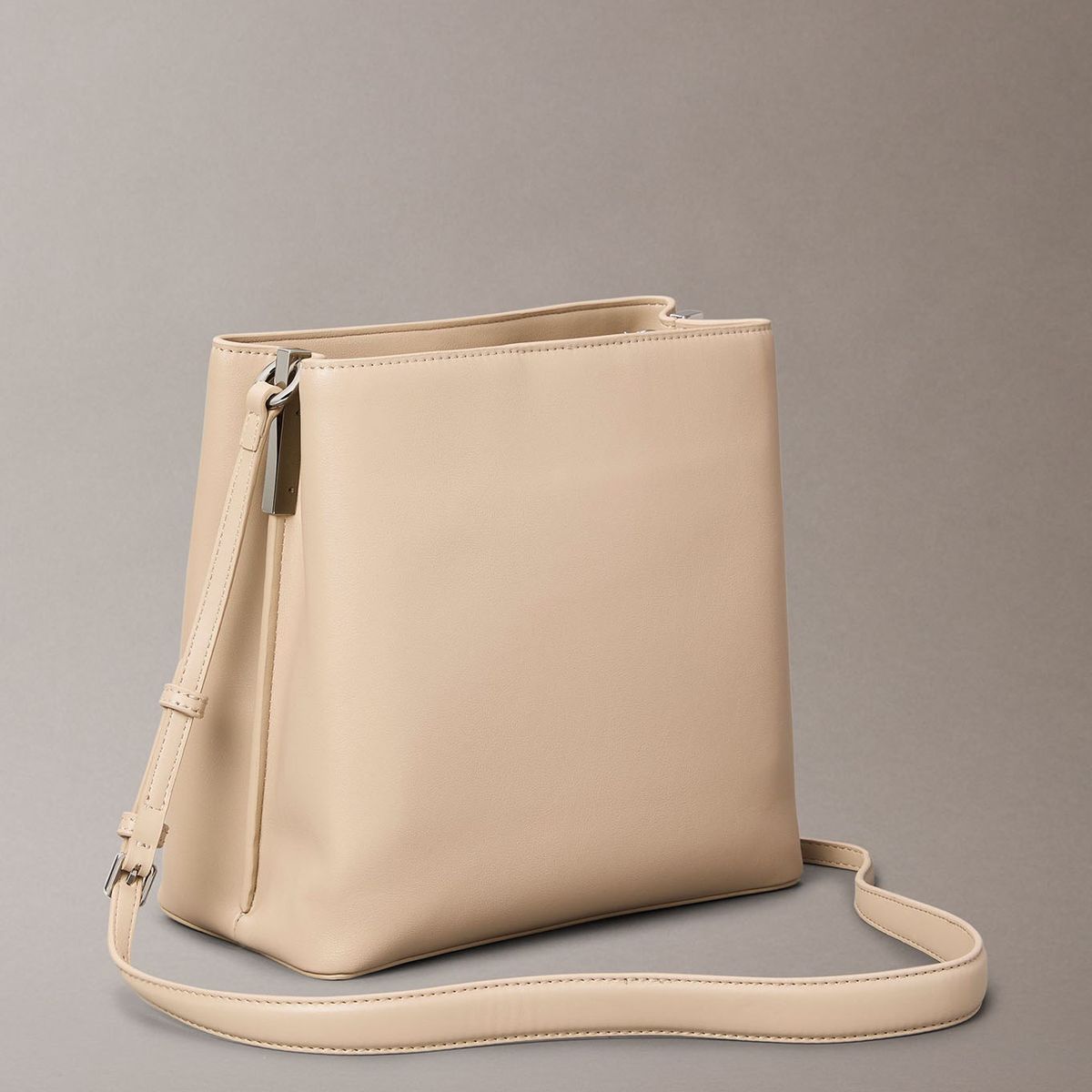 CALVIN KLEIN - Cartera CK Bucket Beige Calvin Klein