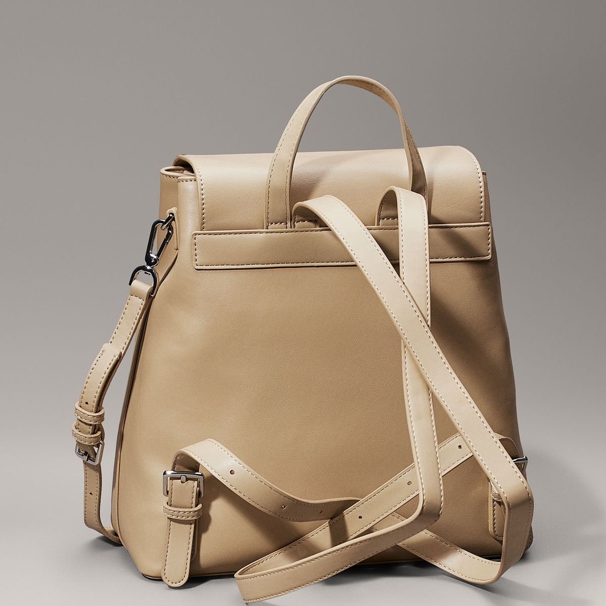 CALVIN KLEIN - Mochila Ck Flap Beige Calvin Klein