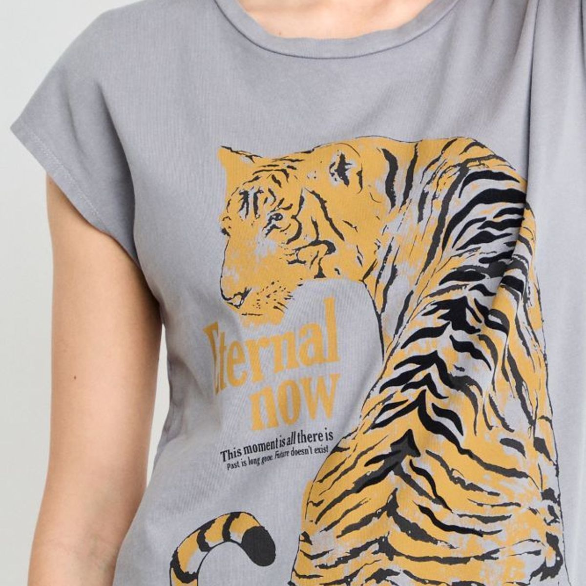 IO - Polera Estampada Mujer Gris Io