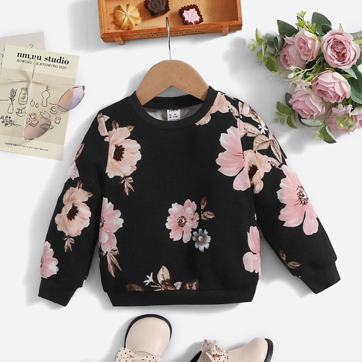 KIRAMA CLOTHING STORE - Sudadera negra con flores rosadas para chicas