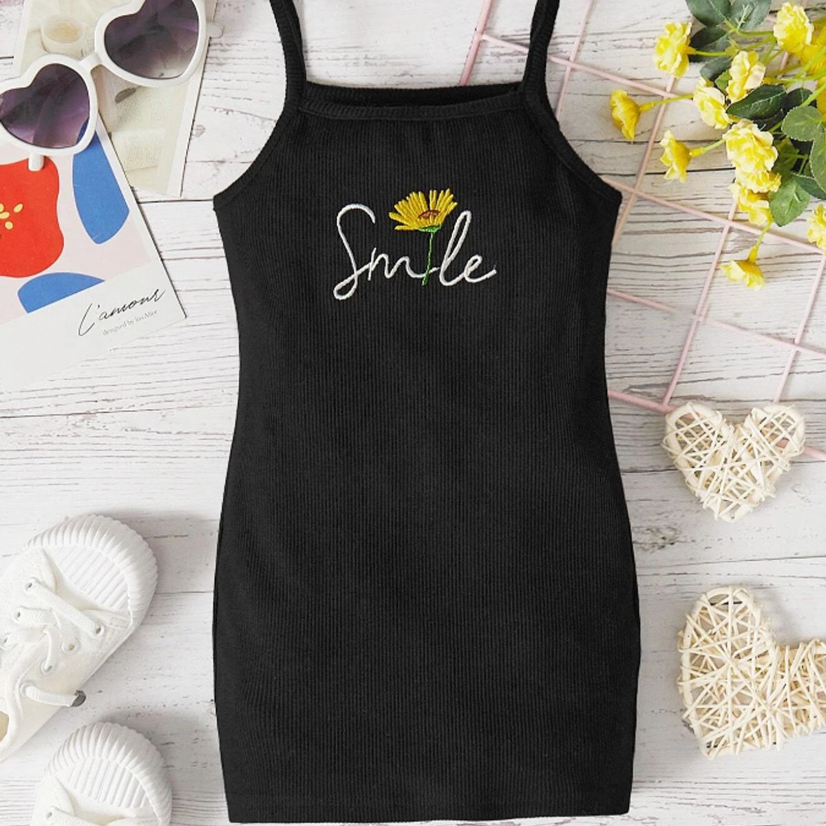 KIRAMA CLOTHING STORE - Vestido negro ajustado con tirantes y estampado “Smile” para chicas