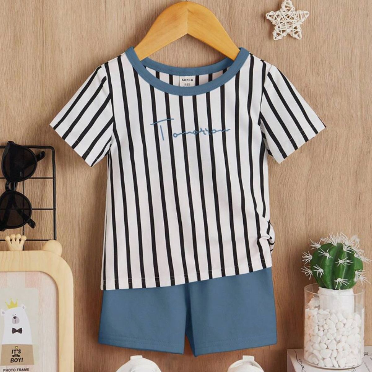 KIRAMA CLOTHING STORE - Set rayado neblina azul de camiseta y shorts para chicos