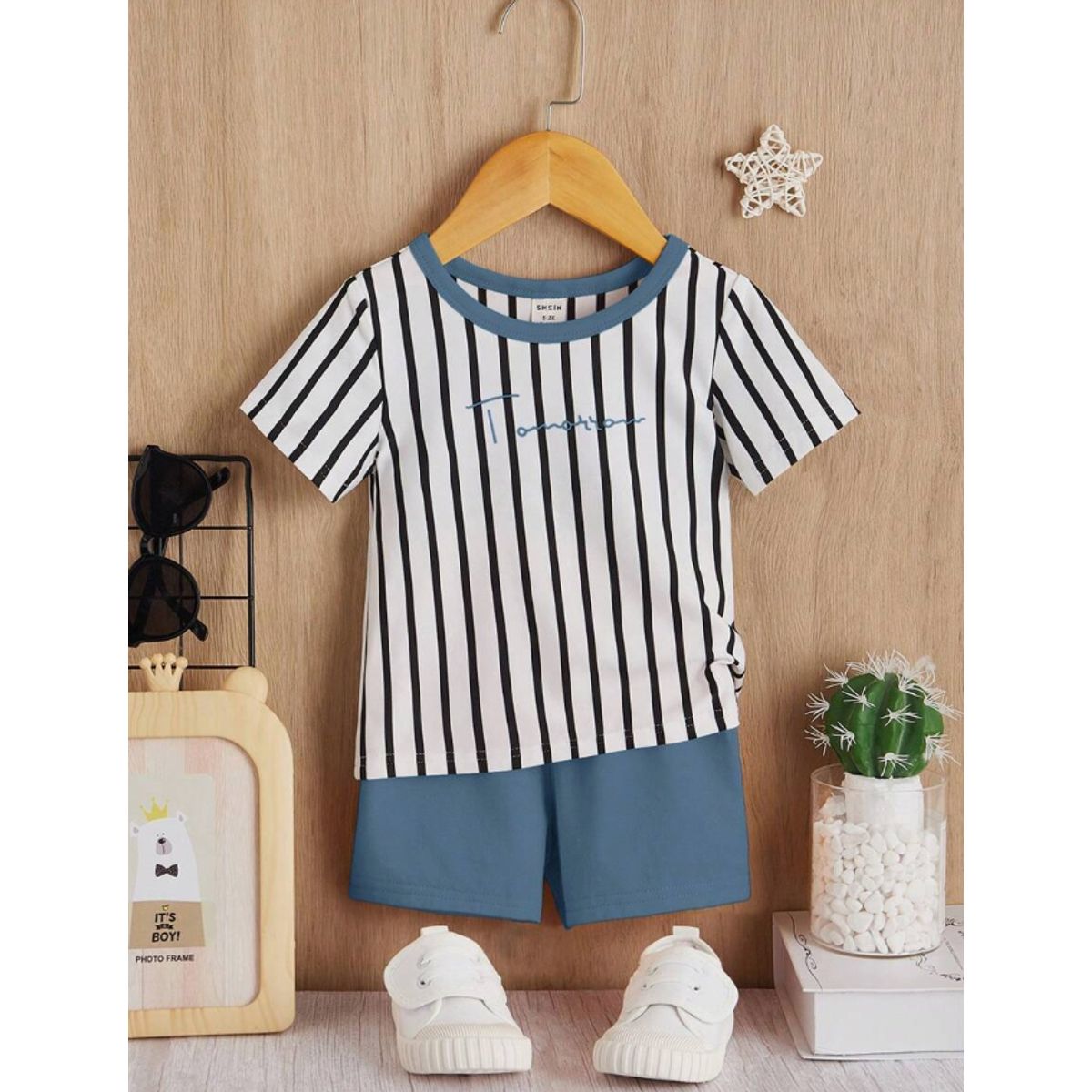 KIRAMA CLOTHING STORE - Set rayado neblina azul de camiseta y shorts para chicos