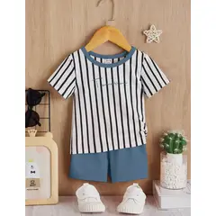 KIRAMA CLOTHING STORE - Set rayado neblina azul de camiseta y shorts para chicos