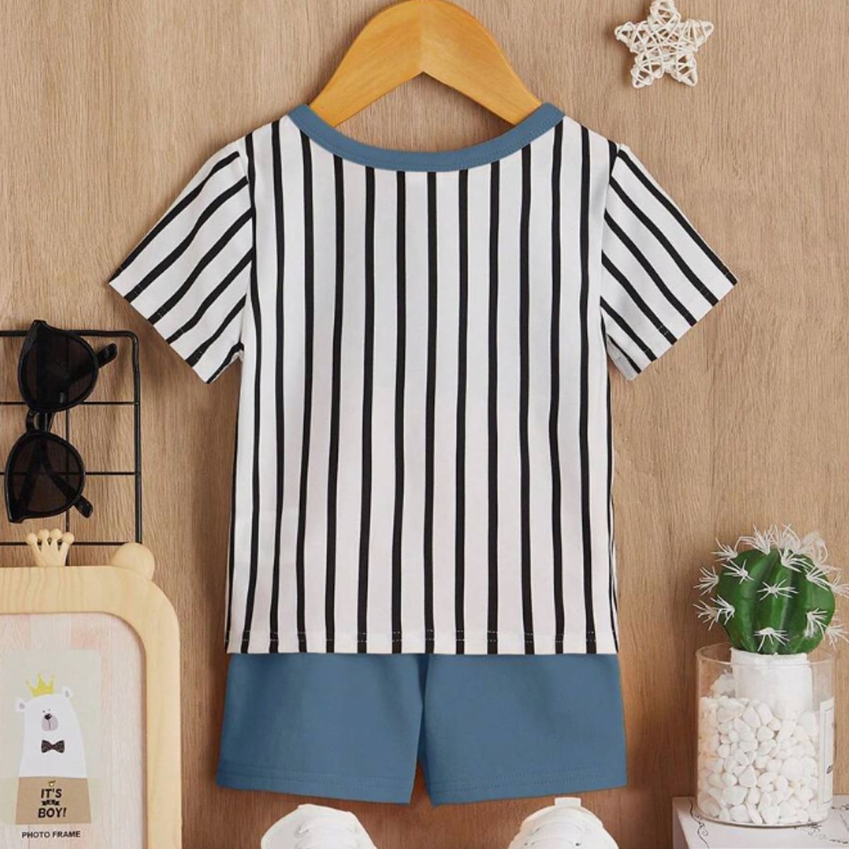 KIRAMA CLOTHING STORE - Set rayado neblina azul de camiseta y shorts para chicos