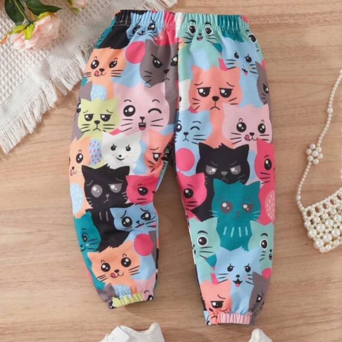 KIRAMA CLOTHING STORE - Pantalón multicolor con estampado de gatos caricaturescos