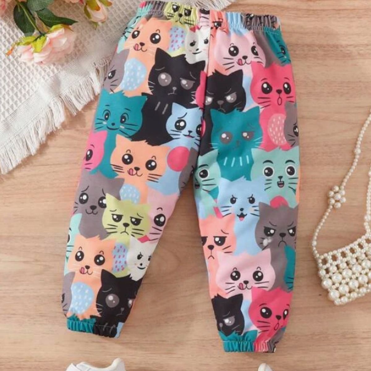 KIRAMA CLOTHING STORE - Pantalón multicolor con estampado de gatos caricaturescos