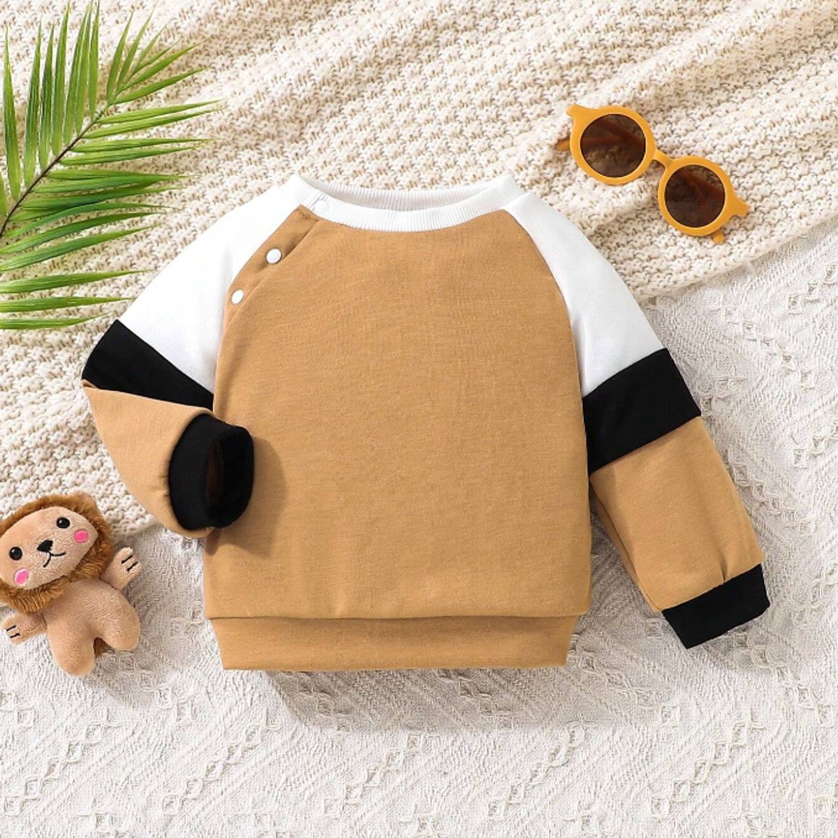 KIRAMA CLOTHING STORE - Pullover color combinado caqui con botones para chicos