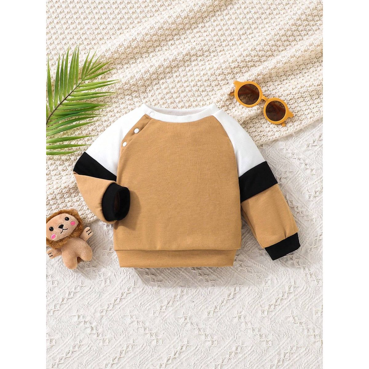 KIRAMA CLOTHING STORE - Pullover color combinado caqui con botones para chicos