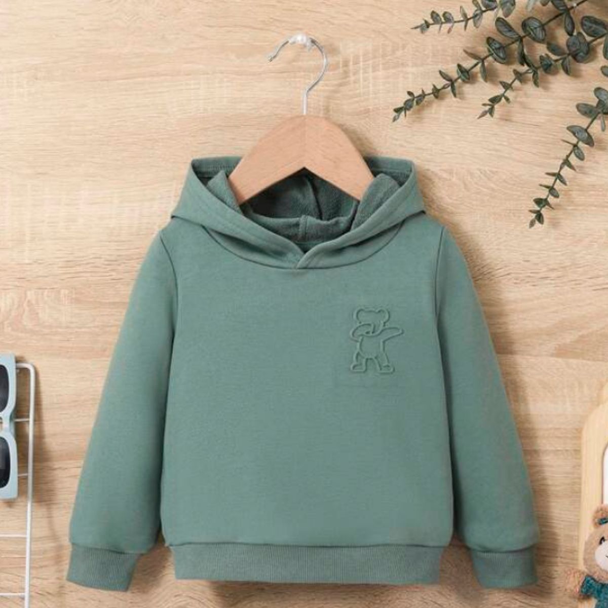 KIRAMA CLOTHING STORE - Hoodie verde menta con bordado de oso para chicos
