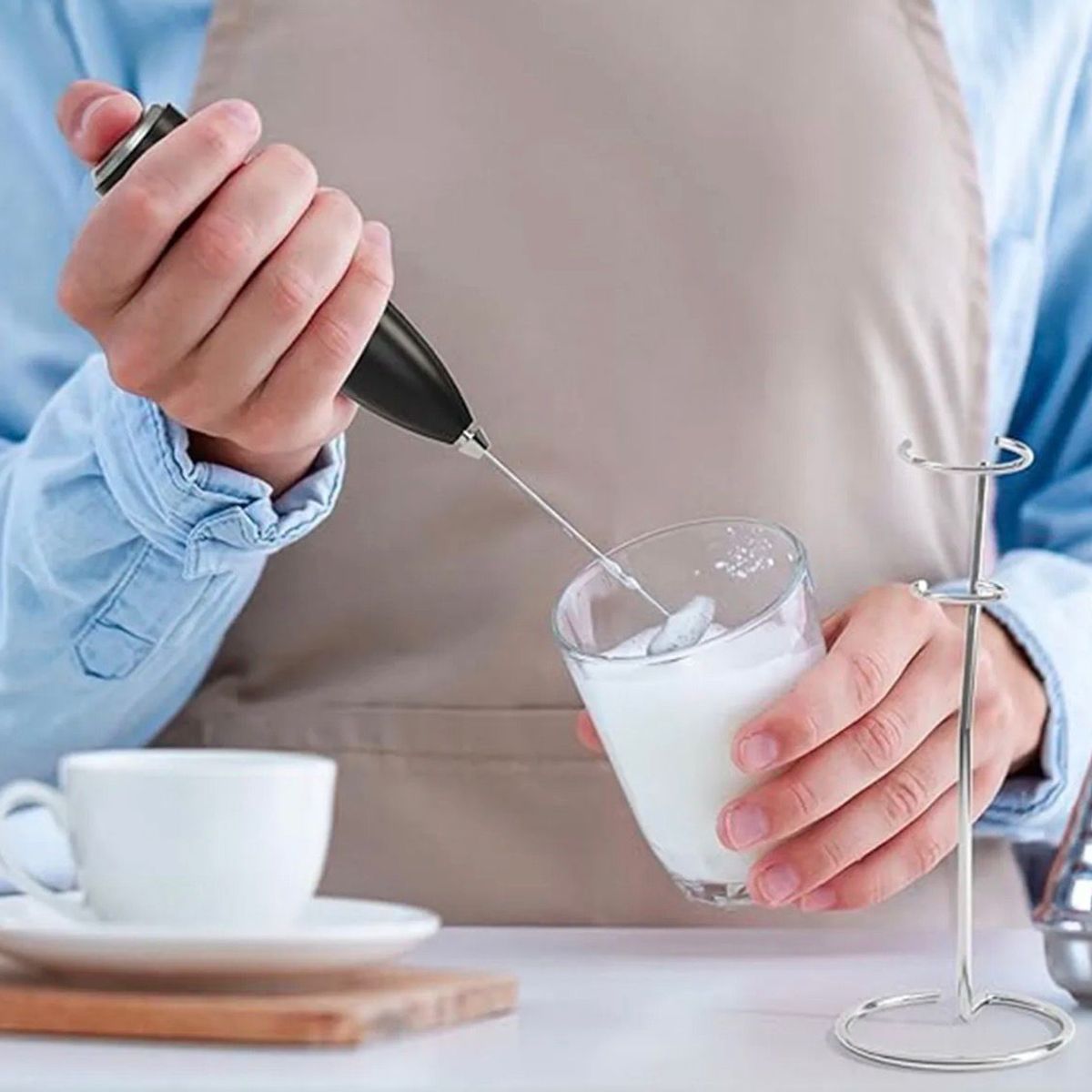 GENERICO - Revolvedor Portátil Mini Batidor Eléctrico Con Soporte Café