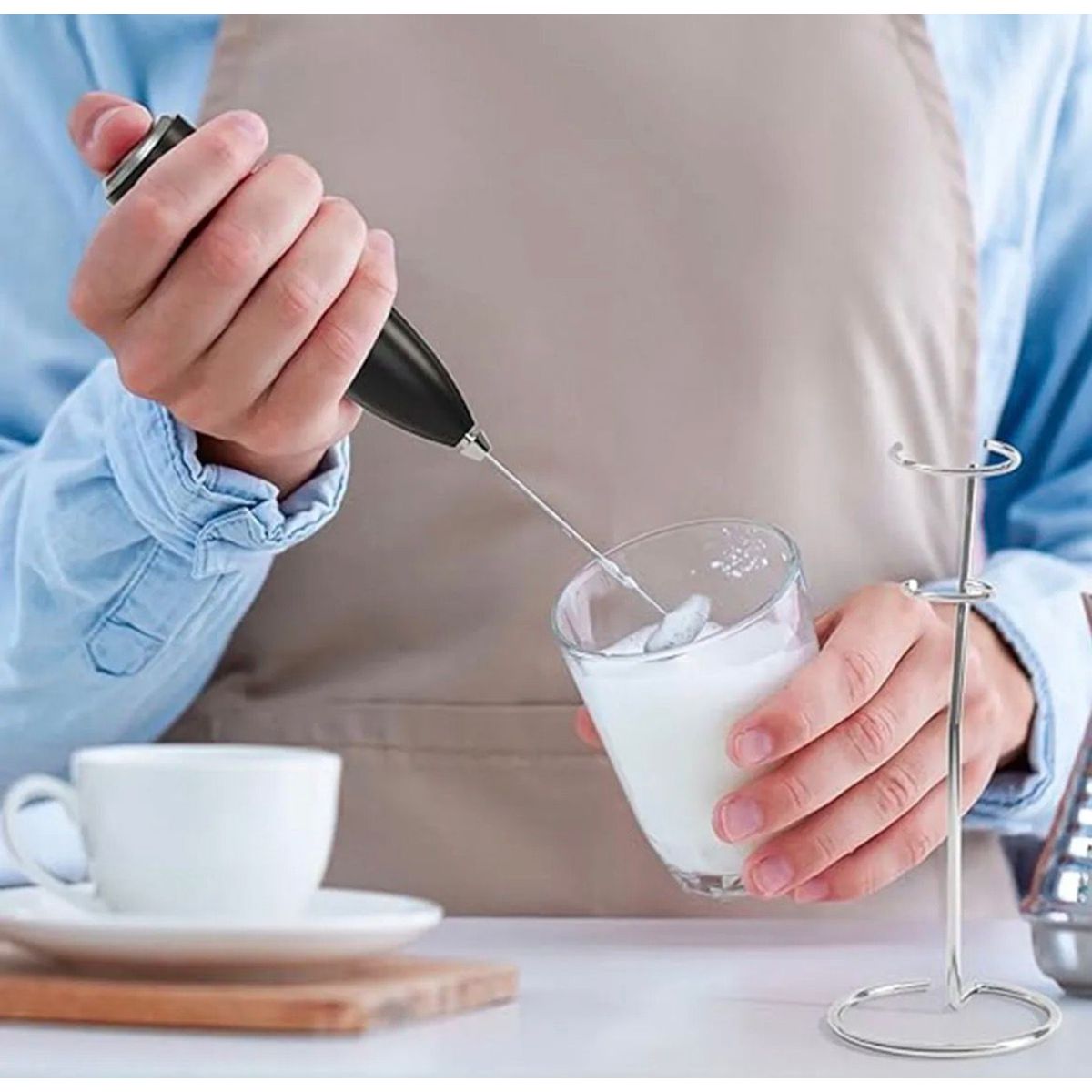 GENERICO - Revolvedor Portátil Mini Batidor Eléctrico Con Soporte Café