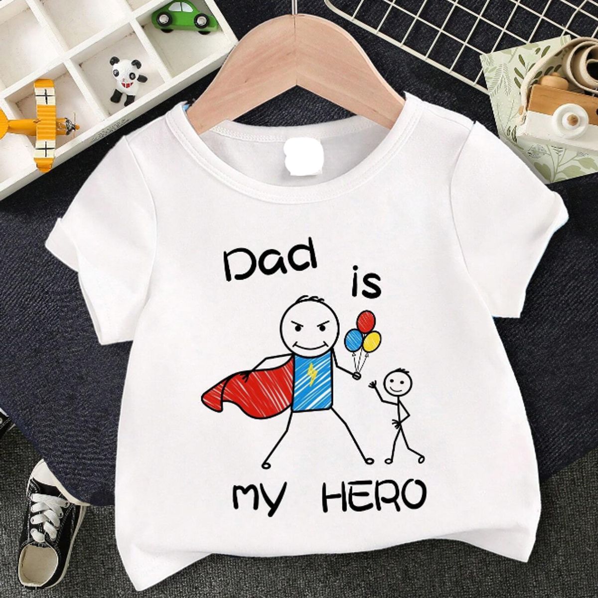KIRAMA CLOTHING STORE - Polera blanca “Dad is my HERO” con ilustración infantil para chicos