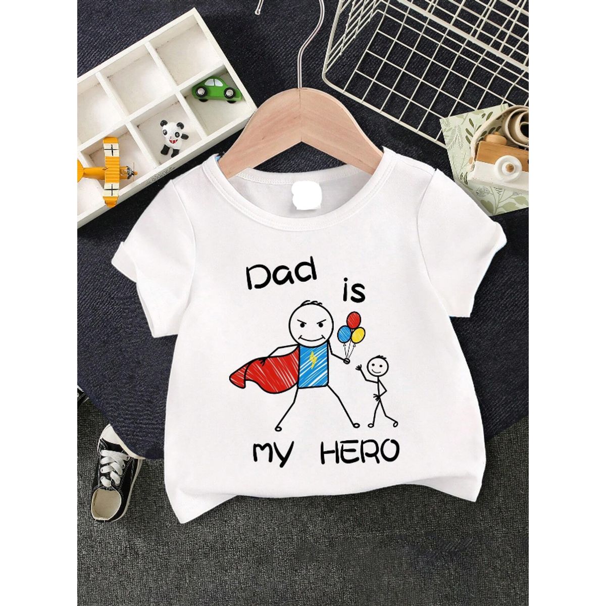 KIRAMA CLOTHING STORE - Polera blanca “Dad is my HERO” con ilustración infantil para chicos