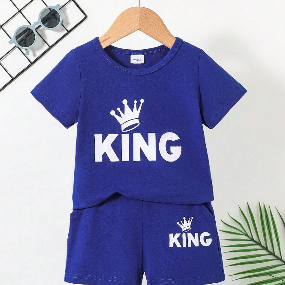 KIRAMA CLOTHING STORE - Set azul real “KING” de camiseta y shorts deportivos para chicos