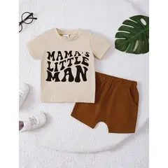 KIRAMA CLOTHING STORE - Set beige “Mama’s Little Man” de camiseta y shorts para chicos