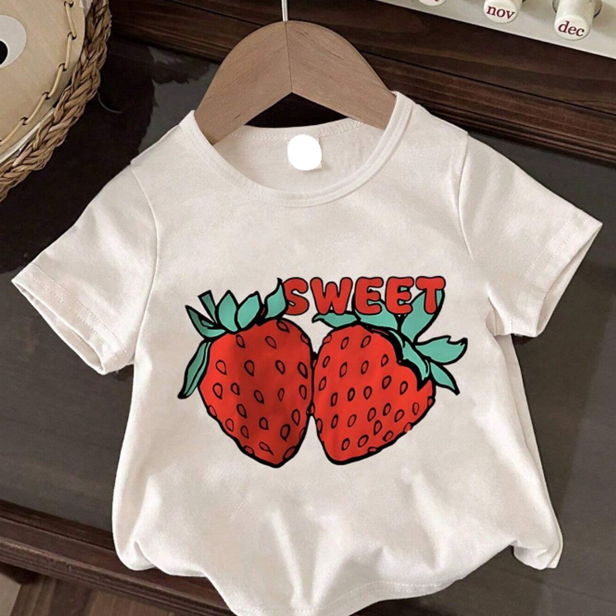 KIRAMA CLOTHING STORE - Polera blanca “SWEET” con estampado de frutillas para chicas