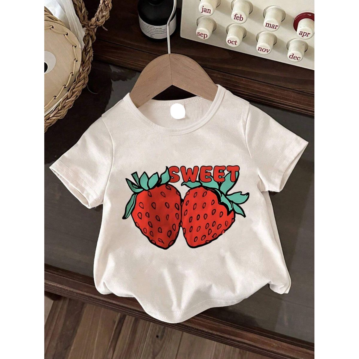 KIRAMA CLOTHING STORE - Polera blanca “SWEET” con estampado de frutillas para chicas