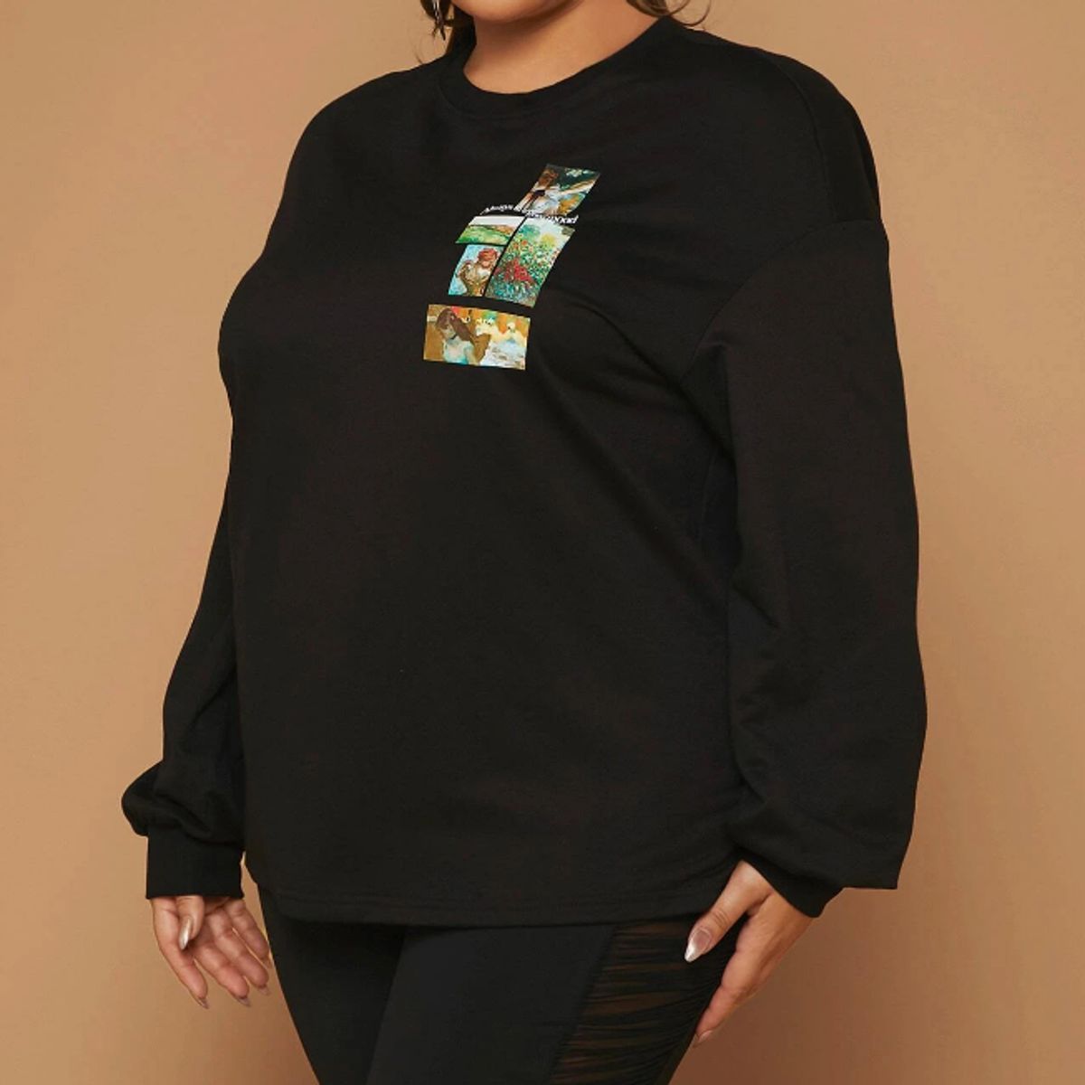 KIRAMA CLOTHING STORE - Polera negra con bolsillo estampado y manga larga caída