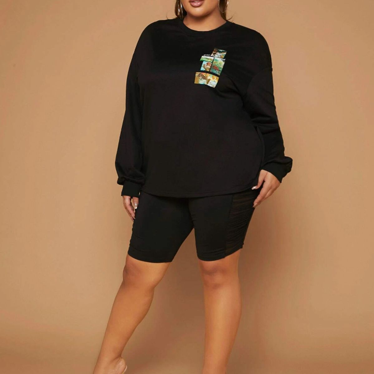 KIRAMA CLOTHING STORE - Polera negra con bolsillo estampado y manga larga caída