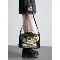 KIRAMA CLOTHING STORE - Bolso satchel negro “Batman” con tirante ajustable y diseño gráfico vintage