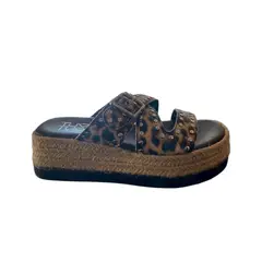 HERIEL - Sandalia Café Print Tachas Plataforma