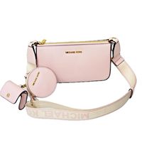 Cartera Jet Set Travel en cuero Powder Blush con 2 accesorios