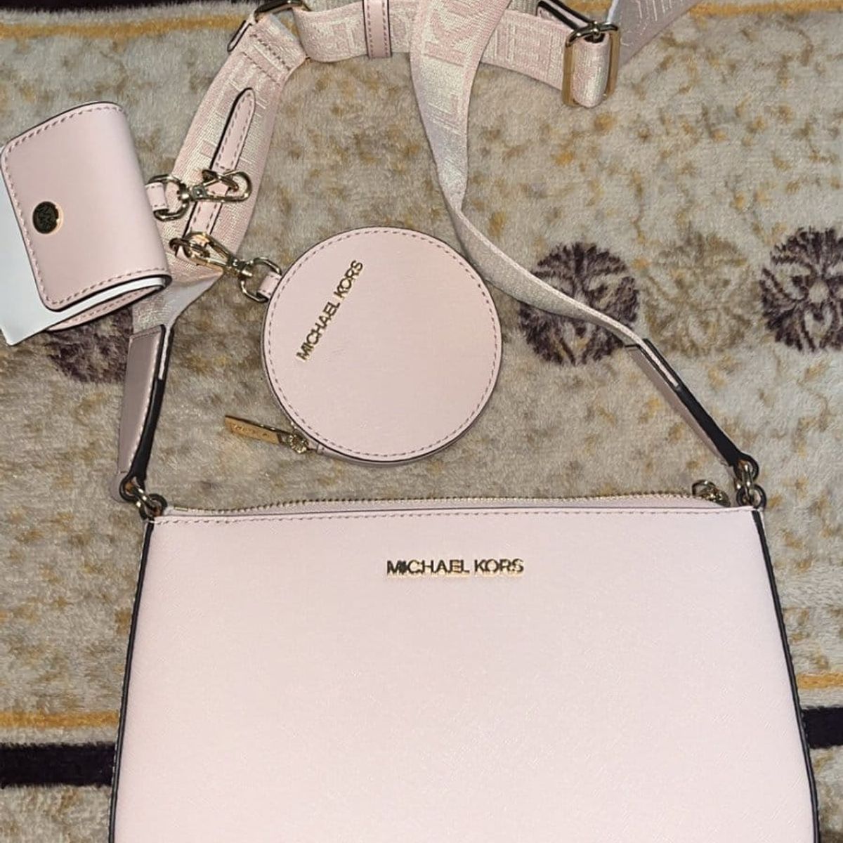 MICHAEL KORS - Cartera Michael Kors Jet Set Travel en cuero Powder Blush con  2 accesorio