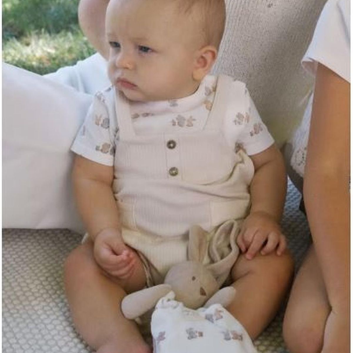 MAYORAL - Enterito corto con peto simulado estampado