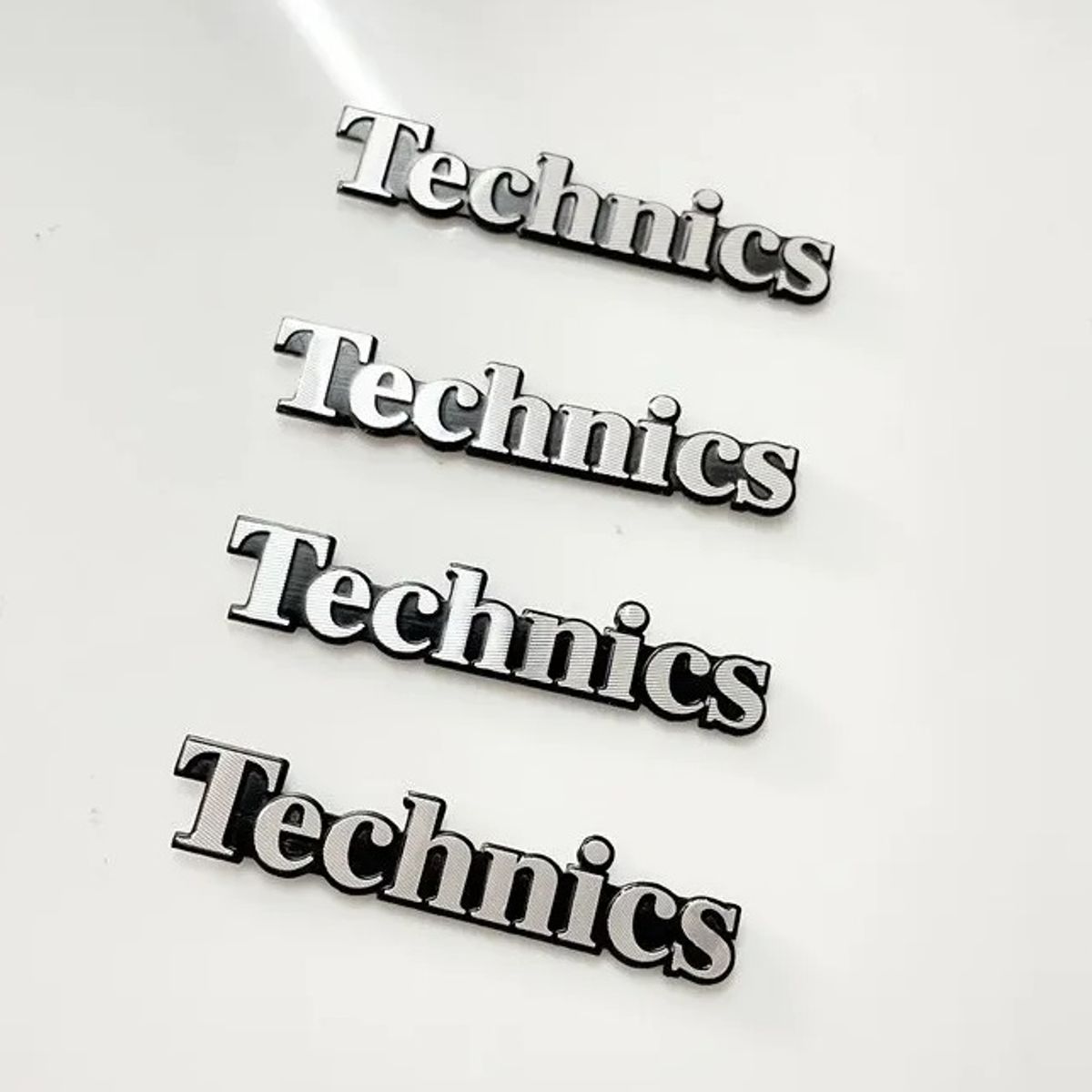 GENERICO - Set 4 Emblemas Logos Compatible con Technics Adhesivo Auto Parlantes