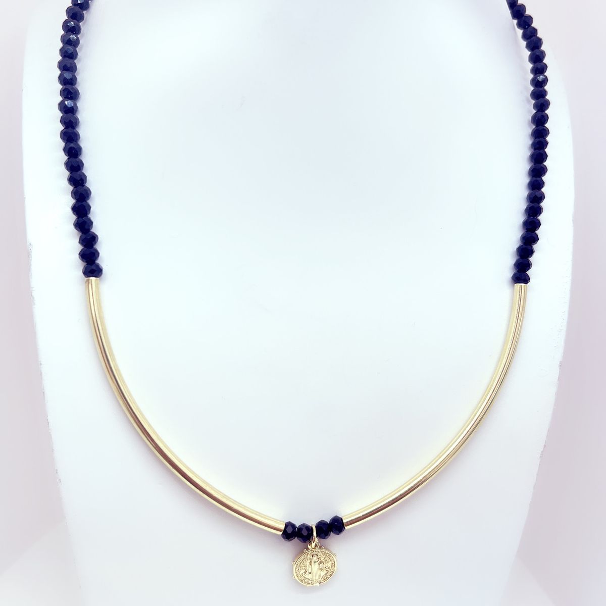 JOYAS GAB - COLLAR CRISTALES ONIX ACCESORIOS BAÑO ORO AMARILLO Y COLGANTE SAN BENITO