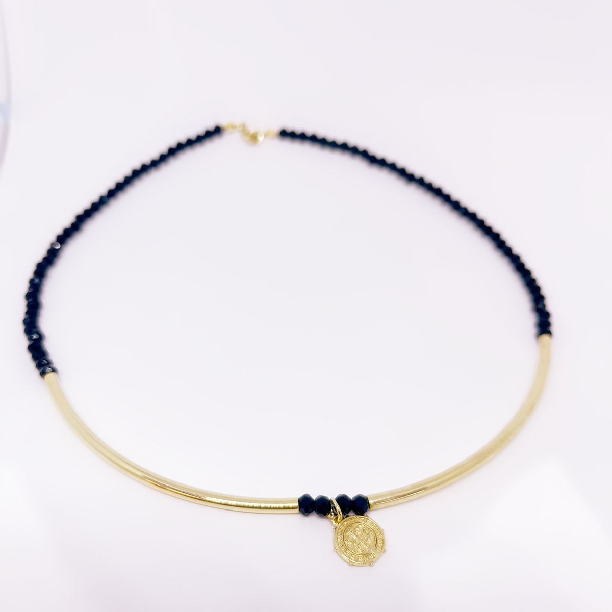 JOYAS GAB - COLLAR CRISTALES ONIX ACCESORIOS BAÑO ORO AMARILLO Y COLGANTE SAN BENITO