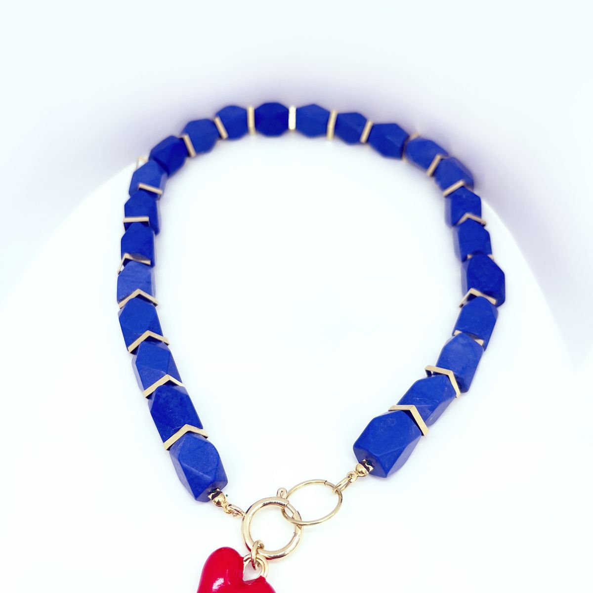 JOYAS GAB - COLLAR PIEDRAS NATURALES ACCESORIOS BAÑO ORO AMARILLO Y COLGANTE CORAZON RESINA ROJO